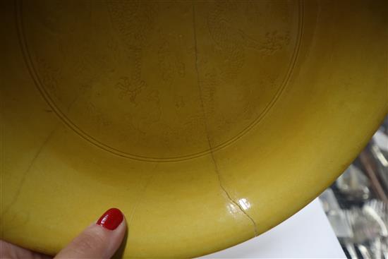 A Chinese yellow ground dragon dish, Yongzheng mark, late 19th/early 20th century 23cm diameter